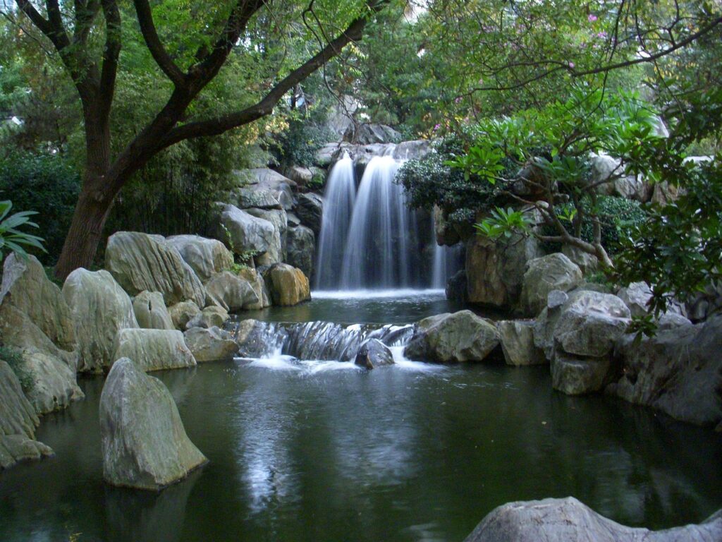 Wasserfall in einem Chinesischen Garten